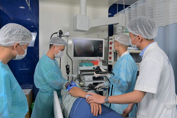 Tiến hành nội soi dạ dày